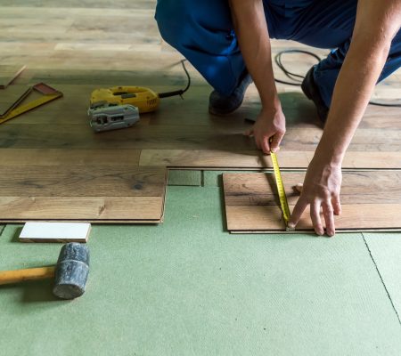 worker install the laminate floor